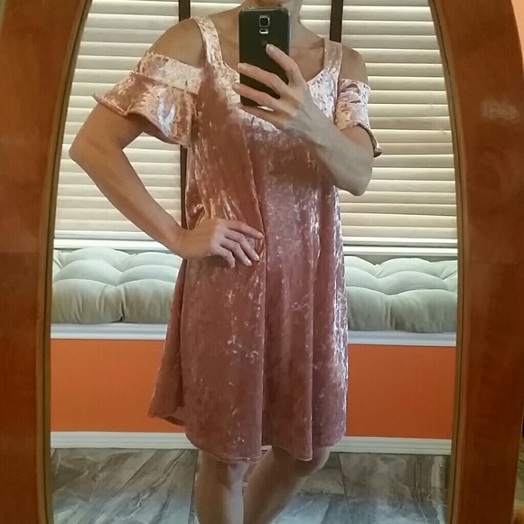 BLUSH-LIPSTICK COLD SHOULDER RUFFLE DRESS - Picture 3 of 7